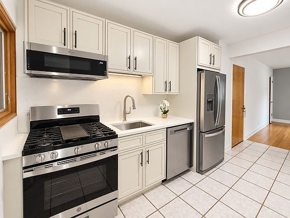 3rd image of 427 Edgewood Pl #2N