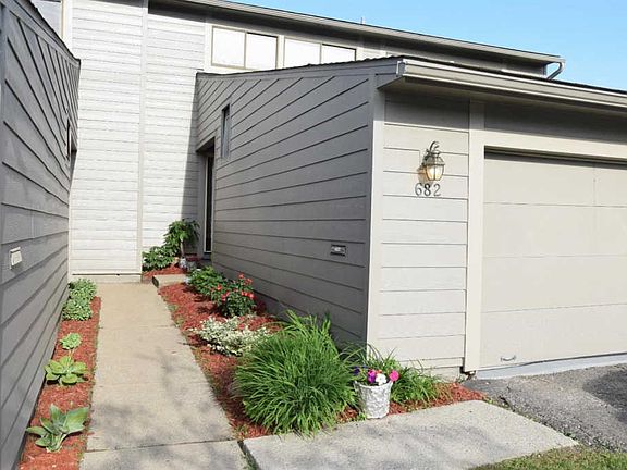 2nd image of 682 Peninsula Ct
