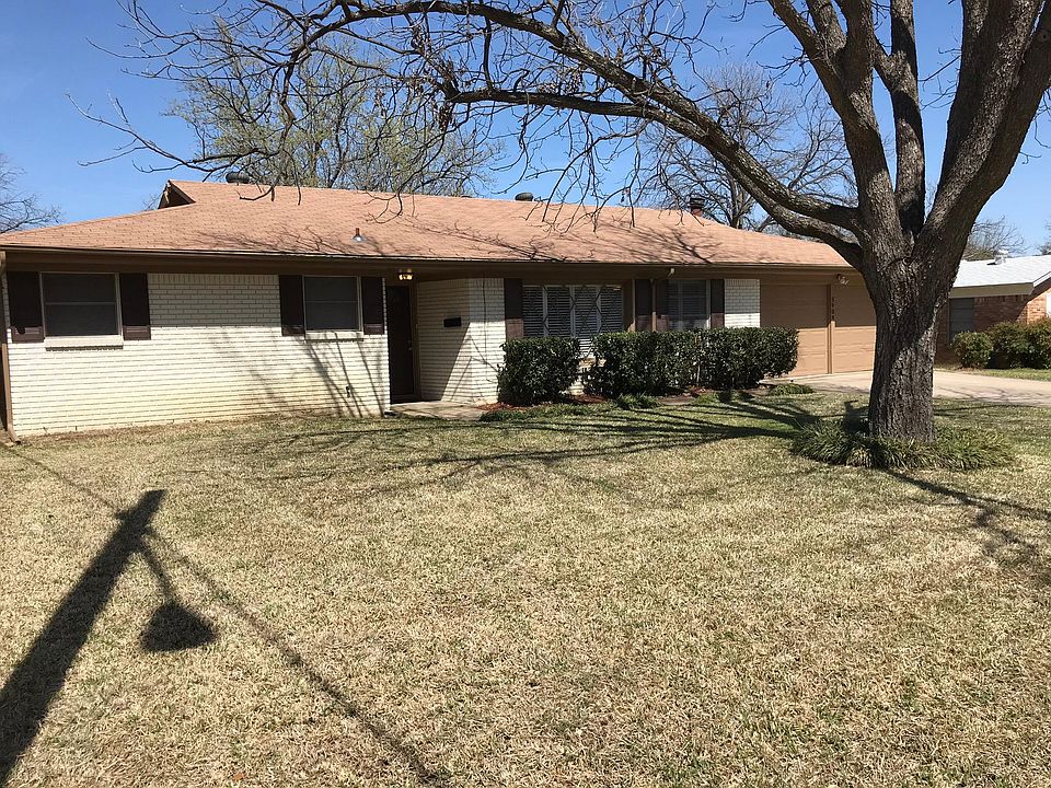 Beautiful front yard with mature pecan tree and St Augustine