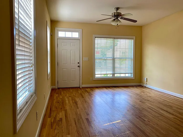 3921 Lexington Dr — Photo 3