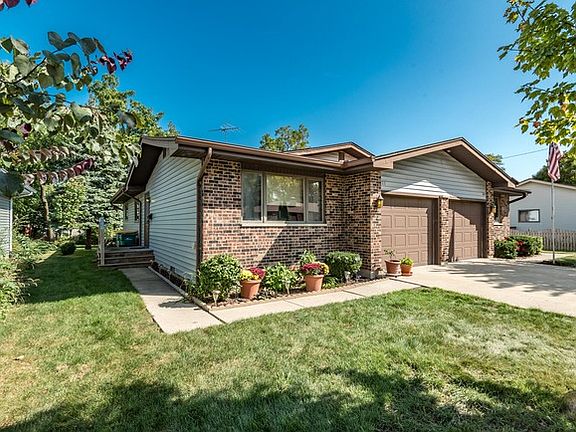 2nd image of 823 Horseshoe Dr