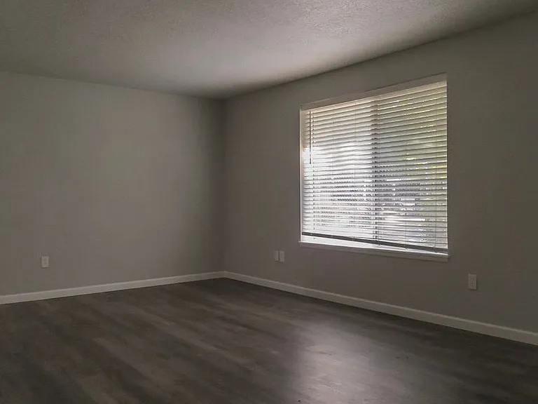 880 N Pershing St — Photo 5