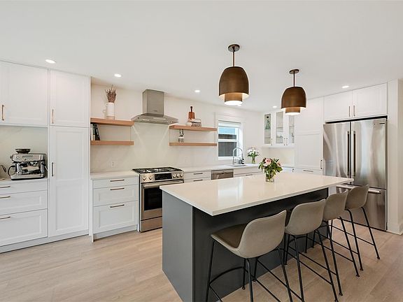 2nd image of 1317 Balmoral Rd