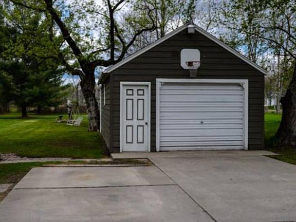 Located in the Dow High, Jefferson Middle, and Siebert Elementary School District.