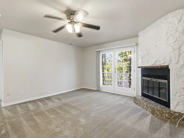 1162 Davis St — Photo 8