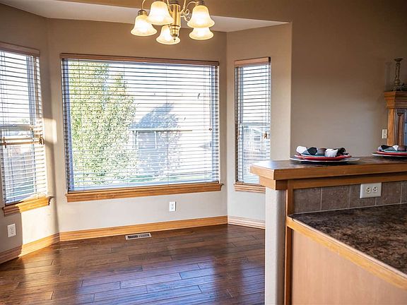 4th image of 909 Sandalwood Cir