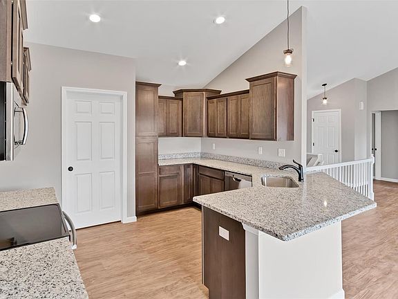 5th image of 653 Meadowgreen Dr