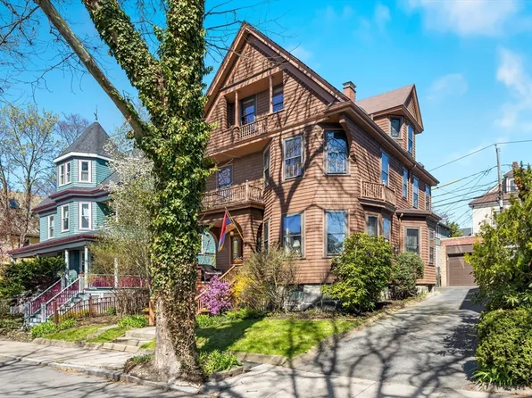 3 Moultrie St, Dorchester, MA 02124