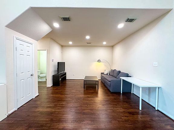 5th image of 3923 Calgary Cir