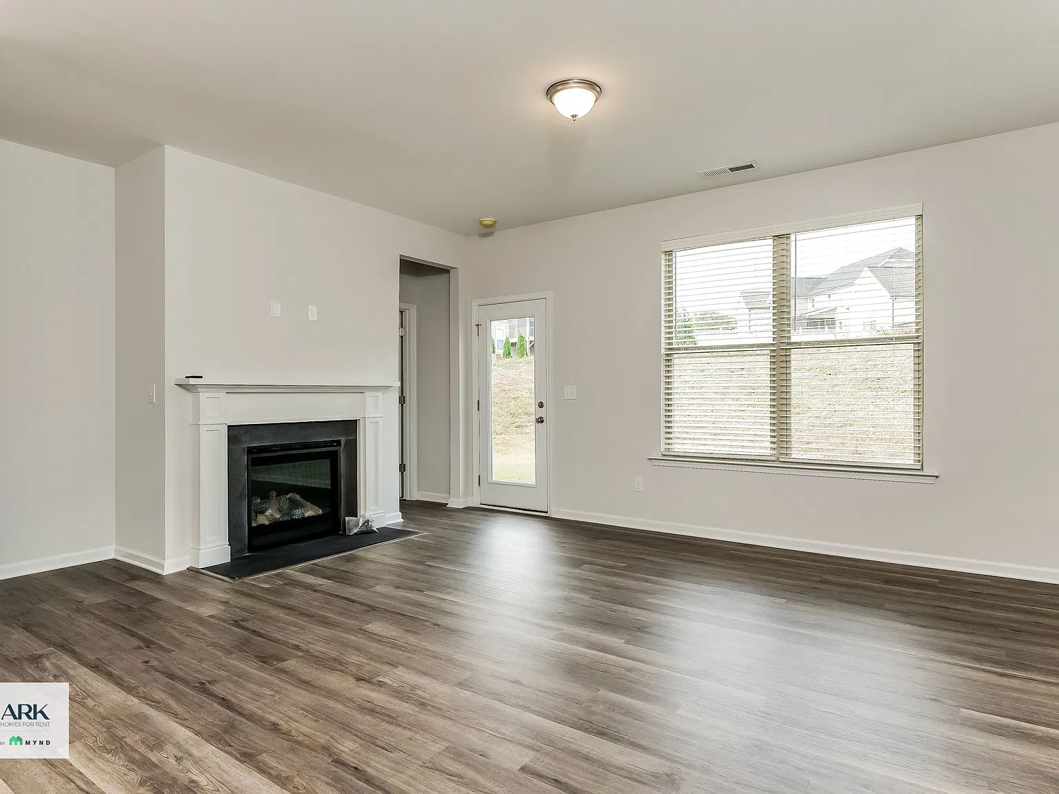3 bed, 3.0 bath, 2100 sqft, $2,145 — Photo 3
