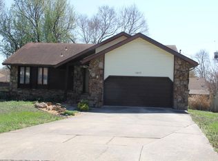 1642 W Lindberg St, Springfield, MO 65807