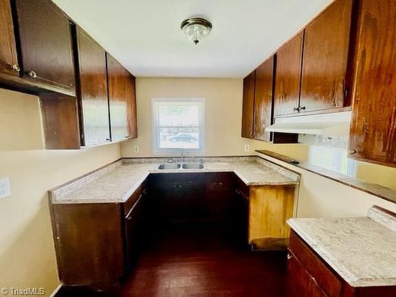 3rd image of 2404 Laramie Dr