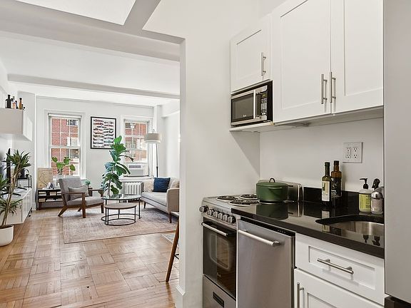 4th image of 24 5th Ave APT 912A
