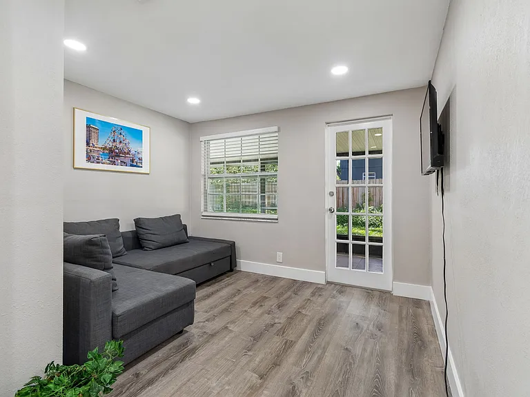4906 W Cleveland St — Photo 49