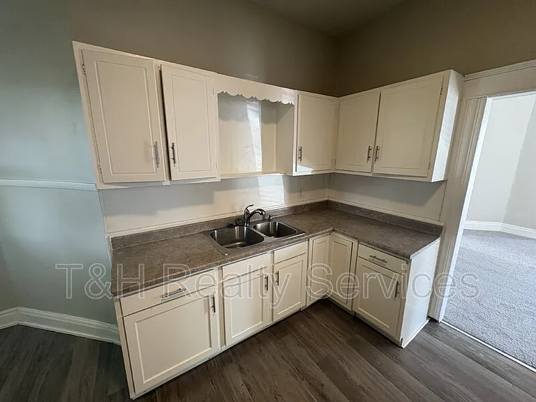 413 W Franklin St — Photo 8
