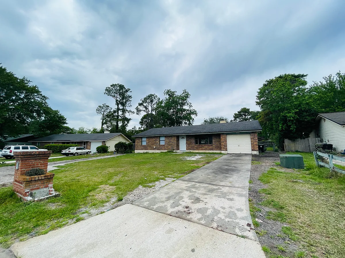 Front view with driveway - 1502 Pawnee St