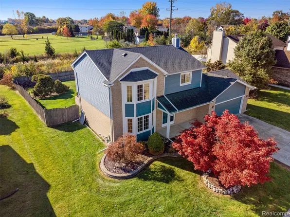 26668 Fairwood Dr, Chesterfield, MI 48051