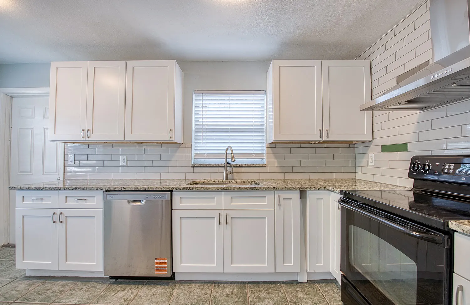 3 bed, 968 sqft, $2,140 — Photo 4