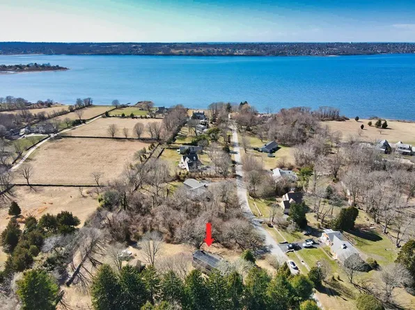 33 Bonniefield Dr, Tiverton, RI 02878