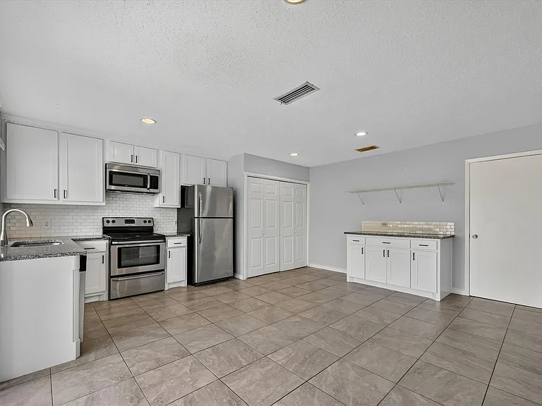 2026 Wedgewood Ln — Photo 6