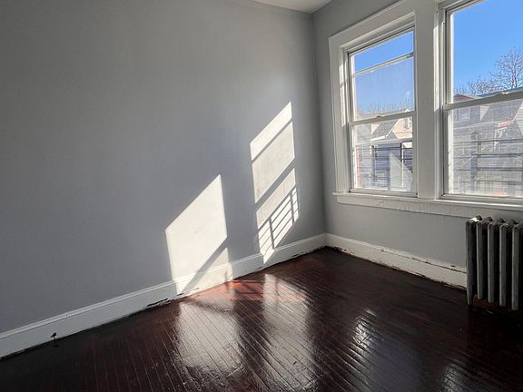 3rd image of 311 Vermont Ave #2L