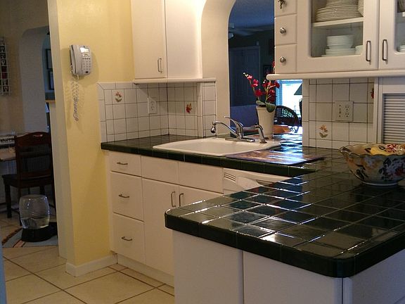 Updated kitchen w pass thru