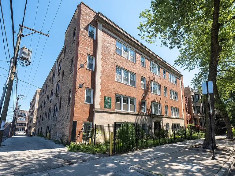 738 w Briar — Photo 21