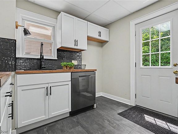 4th image of 616 Tallmadge Rd