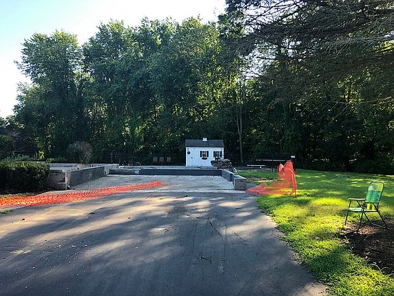 3rd image of 27 Cloverleaf Dr