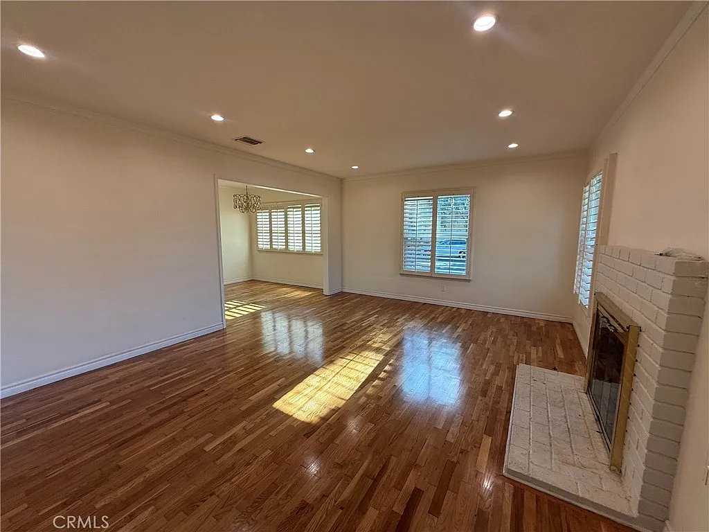3 bed, 1377 sqft, $4,200 — Photo 2