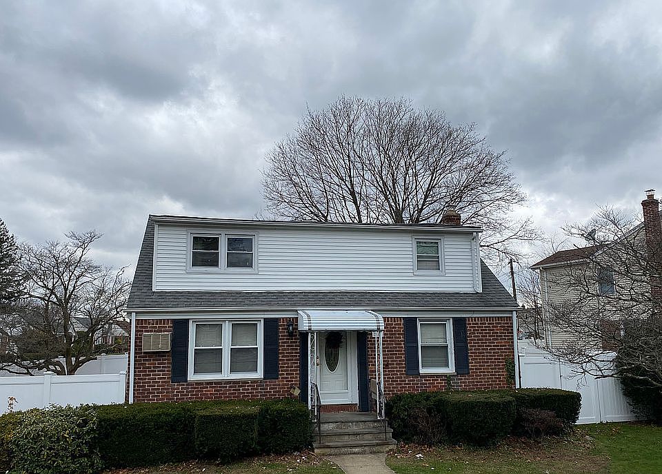 2nd image of 2161 McArthur St