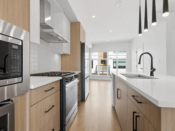177 175a St #21, Surrey, BC V3Z 9T7