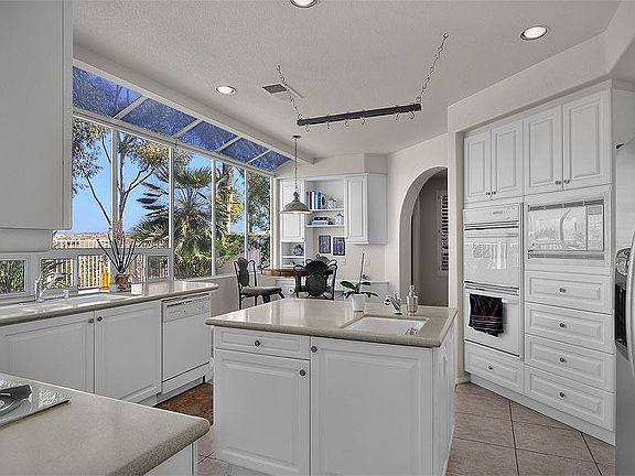 Large Kitchen w/ Island