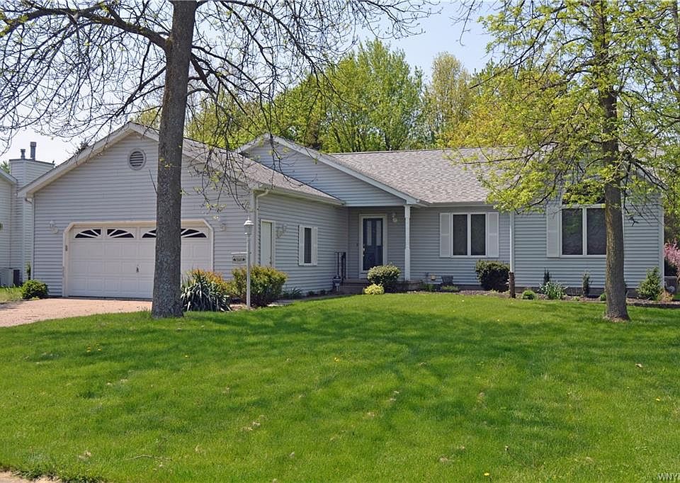 1st image of 560 Pin Oak Cir
