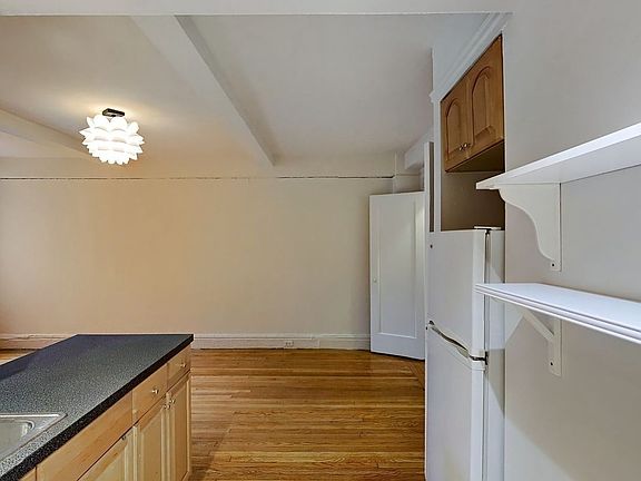 3rd image of 50 W 72nd St APT 511