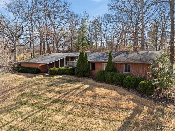 28 Black Oak Dr, Saint Louis, MO 63127