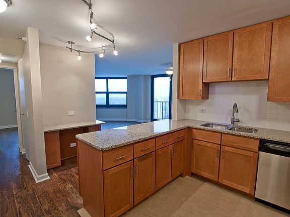 3rd image of 3660 N Lake Shore Dr APT 3313