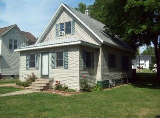 106 4th St, Walnut, IL 61376