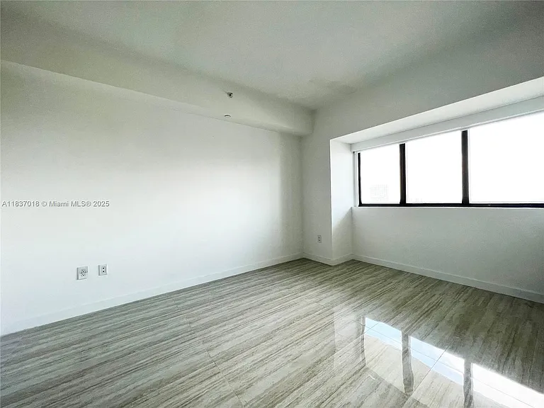 653 NE 32nd St — Photo 18