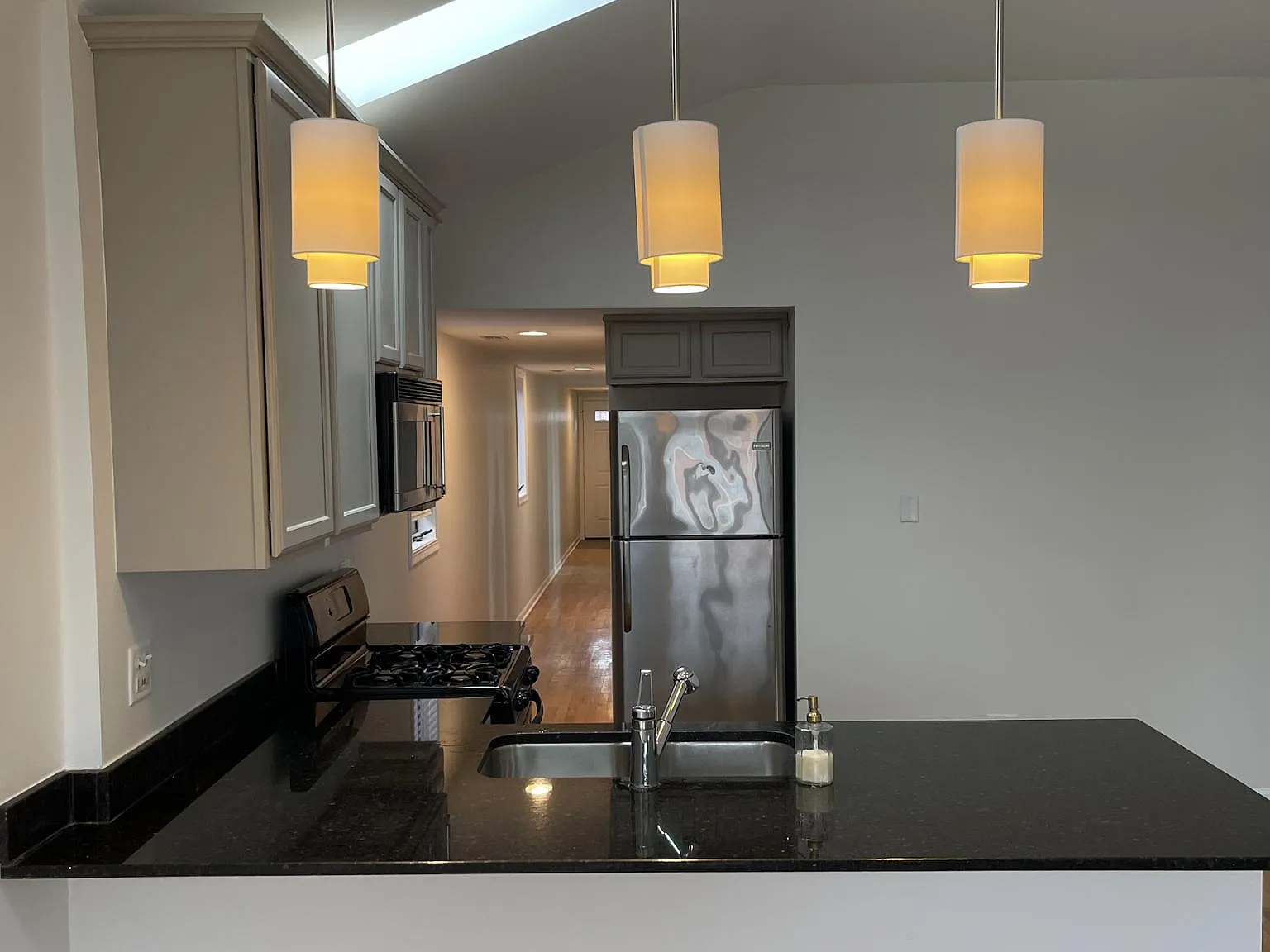 3 bed, 1300 sqft, $2,550 — Photo 2