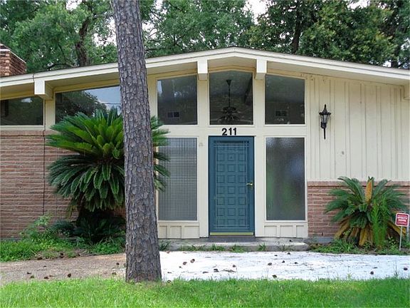 2nd image of 211 Lake Harbor Ln