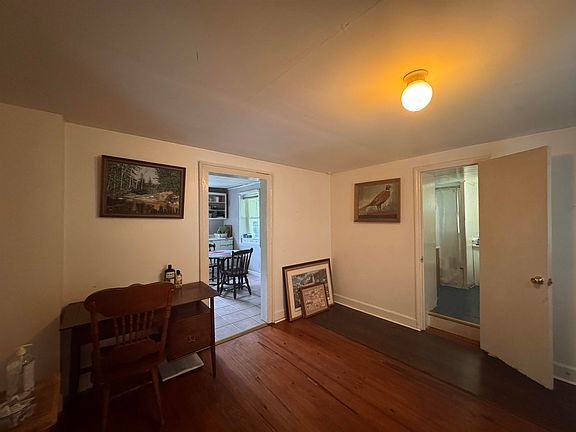 5th image of 912 Giles Rd