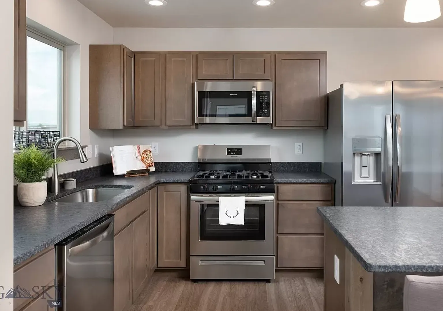 Brand New Three Bedroom Townhouse W/ AC — Photo 1