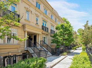 88 Carr St #32, Toronto, ON M5T 1B7