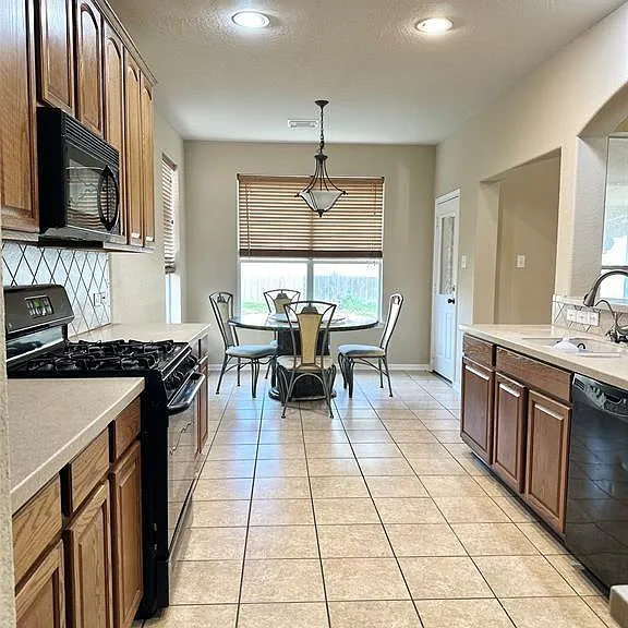 3723 Tumbling Falls Dr — Photo 10