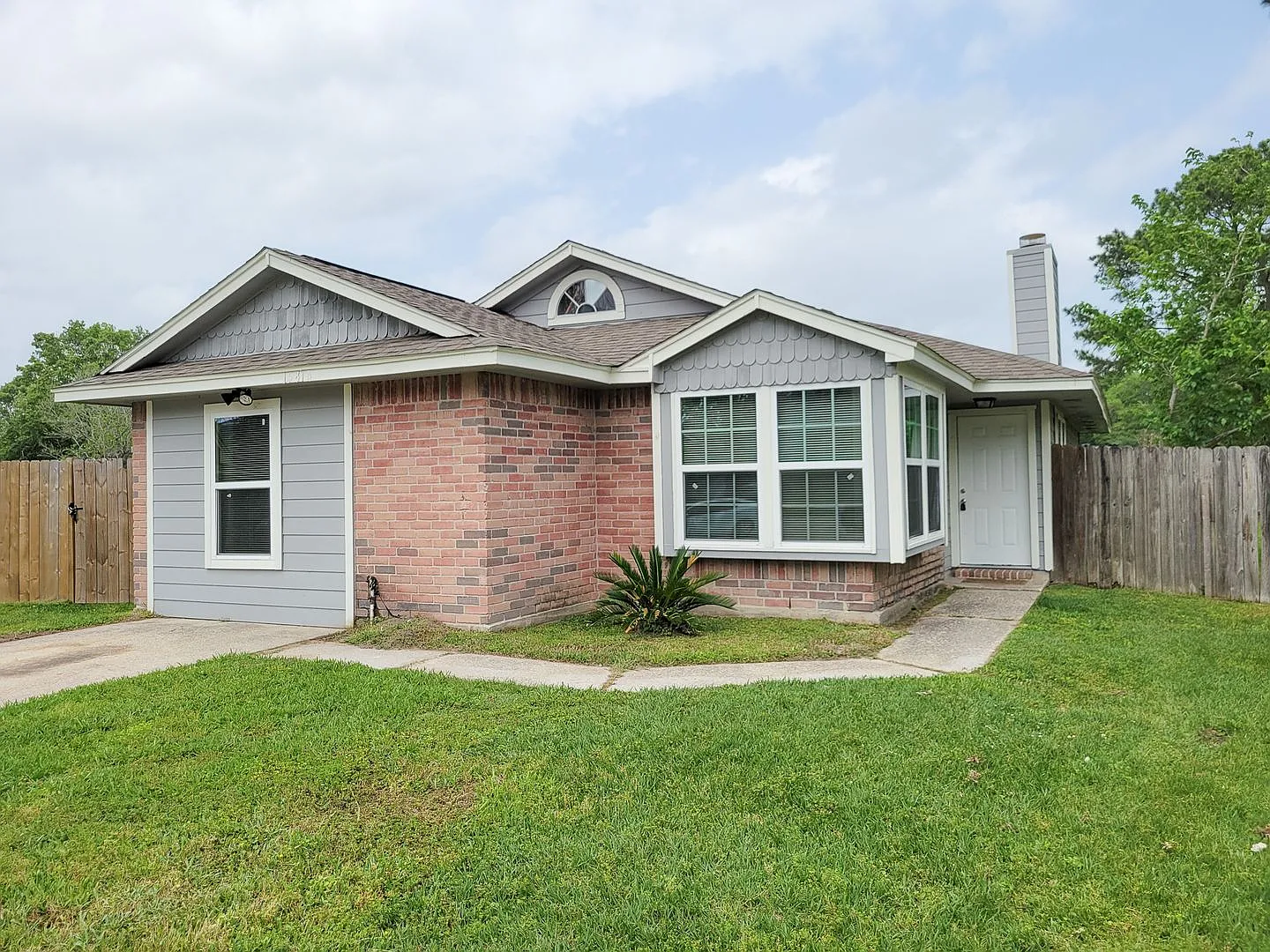 Beautiful 3 bedroom 2 bath home in Humble Texas. All new appliances, all new bathroom fixtures, c... — Photo 2