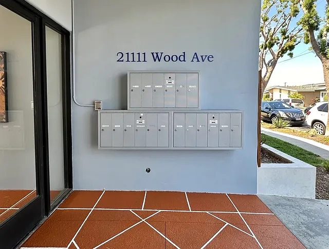 21111 Wood Ave — Photo 2