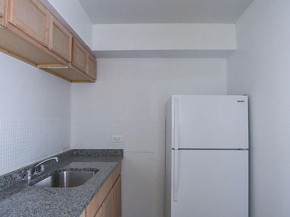 2nd image of 5833 N Kenmore Ave APT 304