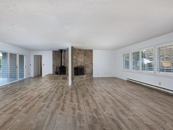 5th image of 425 SE Edgecliff Dr