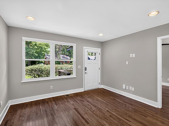 4th image of 870 W Sharpe Ave